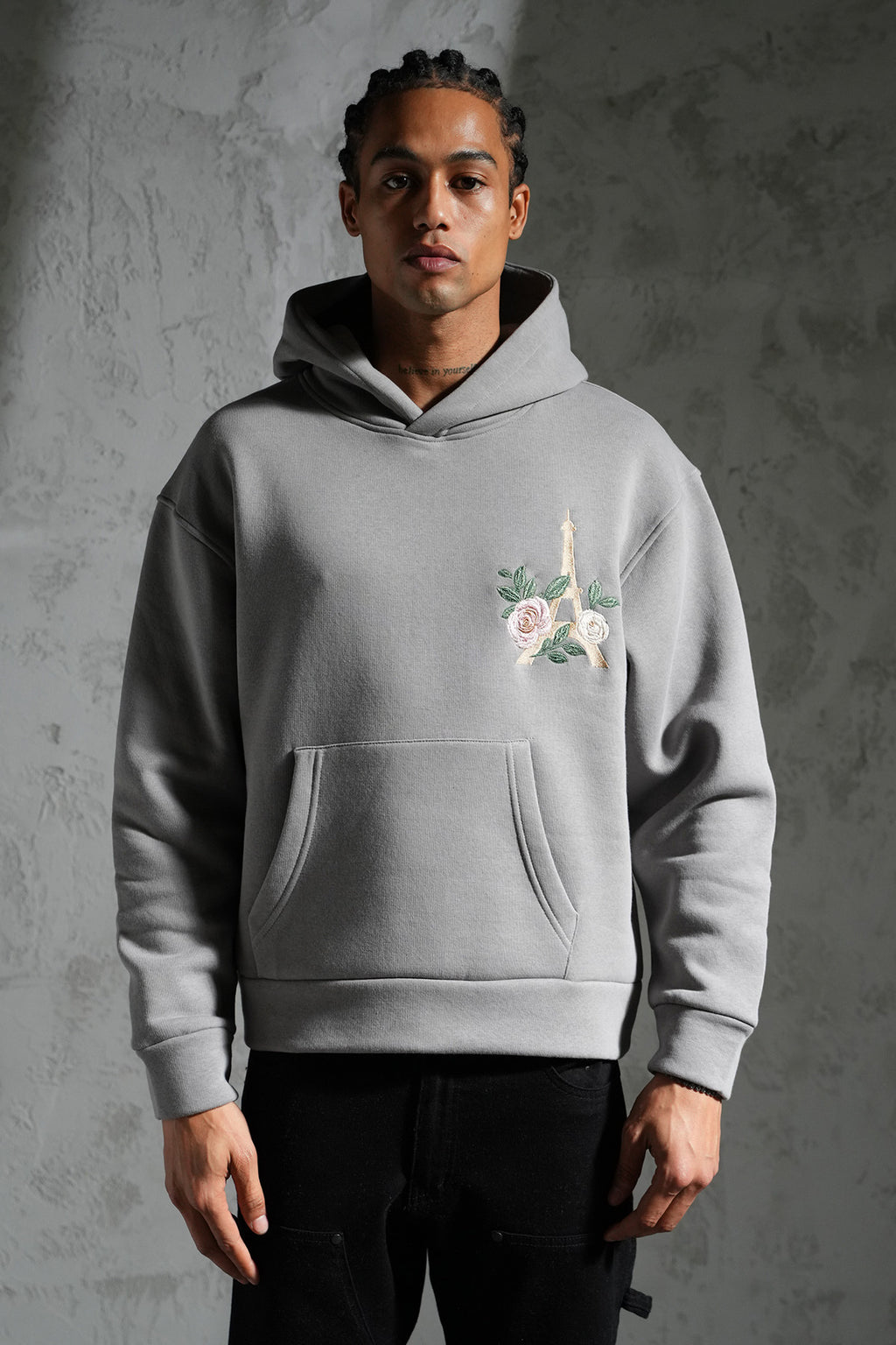 SWEAT A CAPUCHE A MOTIF