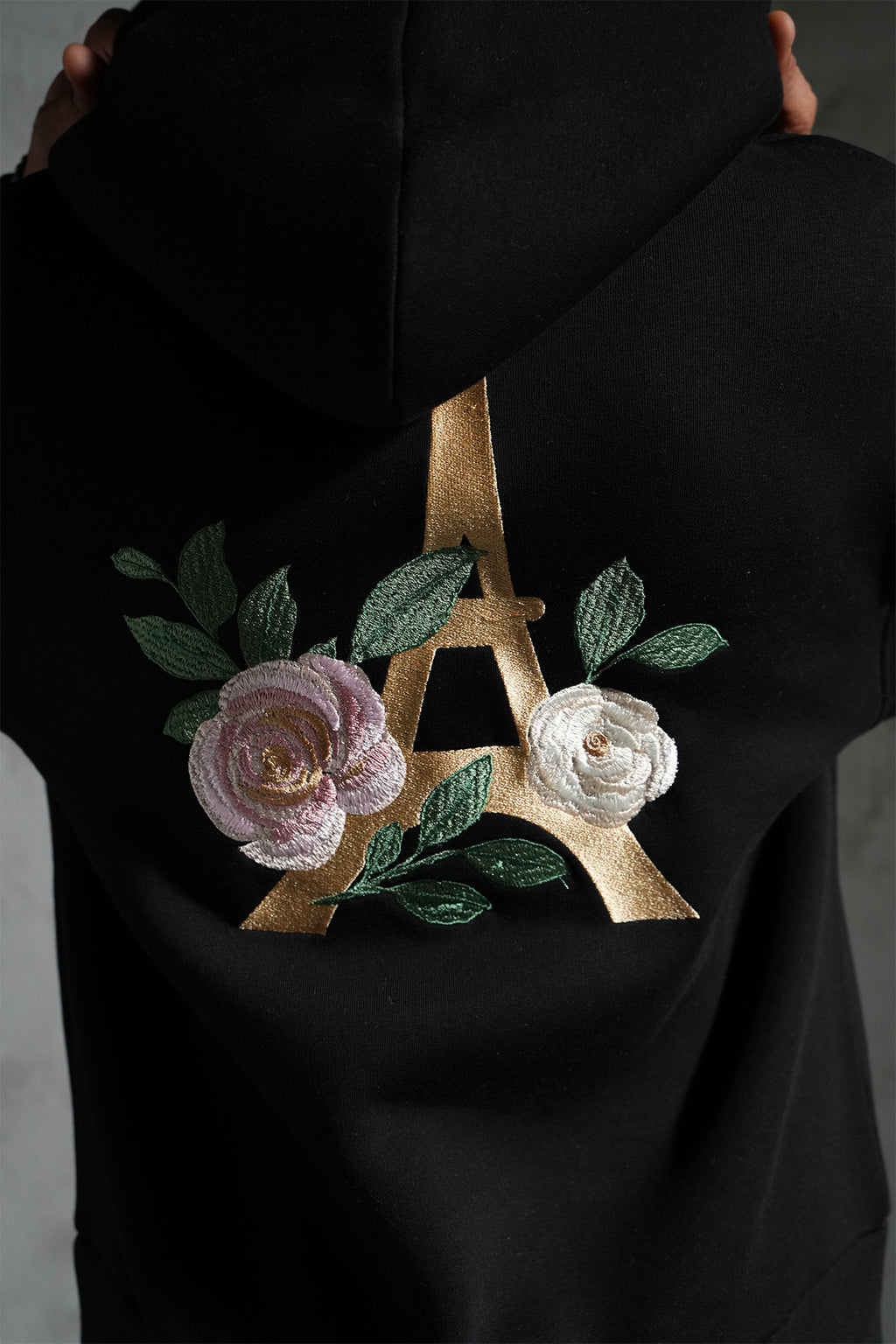 SWEAT A CAPUCHE A MOTIF