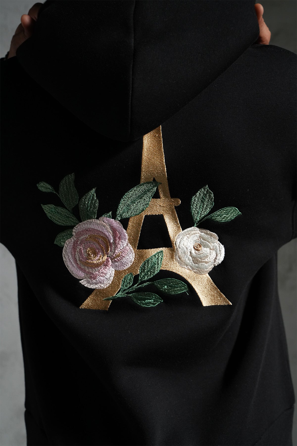 SWEAT A CAPUCHE A MOTIF